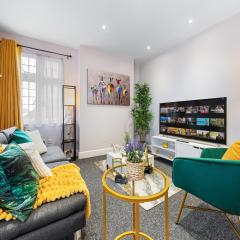 Stylish & Modern 2-Bedroom London Hideaway - King Bed- Sleeps 6 - Parking Available - Instant Book - 20 Percent Off Long Stays!