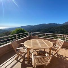 Maison vue panoramique entre mer et montagne