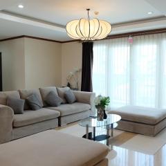 3 Bedrooms Apartment in Ekkamai,Sukhumvit