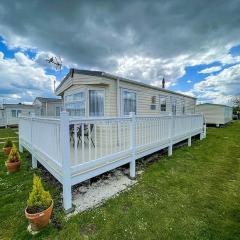 Gorgeous 6 Berth Caravan With Large Decking Area, Essex Ref 44009f