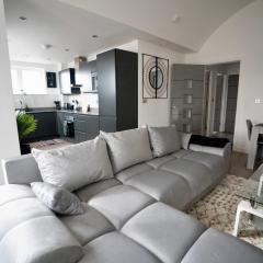Luxury 2 Bed Apartment in Town Centre - FREE WIFI!!