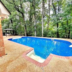 Peaceful & Elegant Sleeps 16 with Pool Near Mall