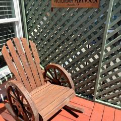 Alameda 3BR unique Victorian Penthouse with deck and outdoor furniture, AC, 3 blocks to beach & shopping center & 2 free parking spaces