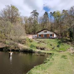 A l' orée des bois, maison avec étang