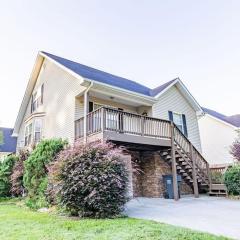 Cozy Pigeon Forge home w hot tub near river
