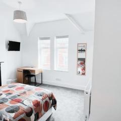 Large Room in Modern House near Nottingham