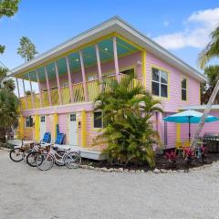 Charming Suite with Balcony and Bikes in Historic Sandpiper Inn