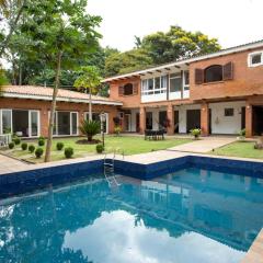 Linda Casa reformada de 4 Suítes no bairro Morumbi - pertinho do Albert Einstein