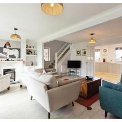 3BR Cheltenham Home - Elegance and Comfort