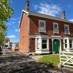 Very Spacious 9 Bedroom House-Garden-Parking for 4