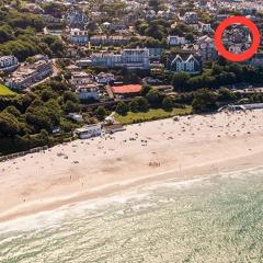 ABOVE PORTHMINSTER BEACH - "St James Rest" is a SUPER STYLISH PRIVATE APARTMENT - 2 mins walk Main Car Park & Station