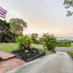 Cake By The Ocean - Three-Bedroom, Pet & Family-Friendly Retro Beach House with Gorgeous Views in 1770