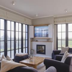 Reetland am Meer - LuxusPlus Reetdachvilla mit 4 Schlafzimmern, Außensauna, Loungebereich und Kamin G07