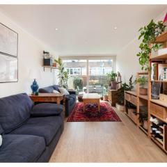 chic 3-BR home welll located in Islington