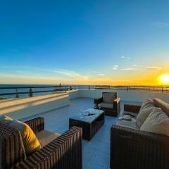 Luxury Penthouse w/Stunning Sea Views, Walk Beach