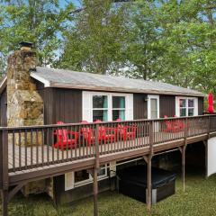 Cabin w Hot Tub Fireplace 5 min walk to Downtown