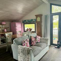 Stunning 2 Bed Lodge On The Lake