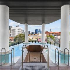 Chic 2-Bed with Skyline Views Pool and Gym