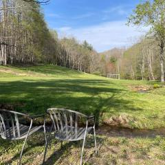 Creekside Getaway - King Bed - Full Kitchen