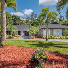 Cozy home with big pool in Wellington!