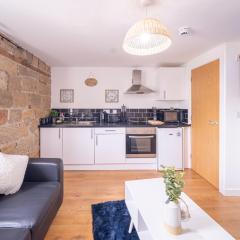 1 Bedroom Kirkstall Centre Apartment Ideal for Corporate Guests, Free Parking
