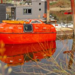 Ausgebautes Freifallrettungsboot KNUTSCHKUGEL