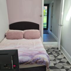 1 Bed Annex 2 mins from Harlow Mill train station