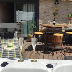 Jacuzzi au Lemon Tree et charme des pierres dorées
