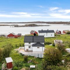 Cozy Home In Norddyrøy With Kitchen