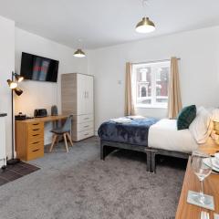 City Centre Studio 8 with Kitchenette, Free Wifi and Smart TV by Yoko Property