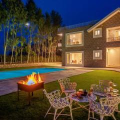 StayVista's Silver Slopes - Mountain-View Villa with Outdoor Pool, Expansive Lawn featuring a Gazebo & Terrace