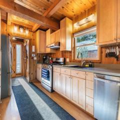 3BD Retreat - 5 Min to Beach Trails & Town