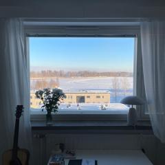 Cozy lake view room by city center