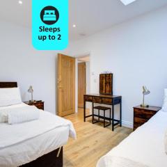 Spacious Bedroom Ensuite with 2 Single Beds - Room 3