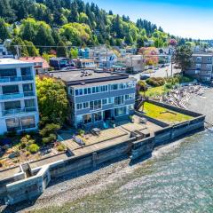 Waterfront Penthouse with Panoramic Views near Alki