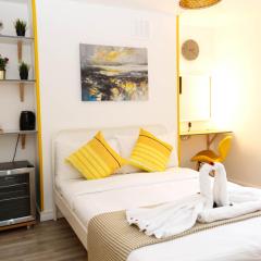 Stylish Rooms 1-Minute Walk to Camden Town Metro, Shops, Cafes, Bars & Restaurants with Shared Bathrooms