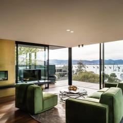 'Sydney' - Luxurious waterfront penthouse in Battery Point