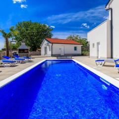 Pool mit Salzektrolyse unweit der Heilschlamm Bucht