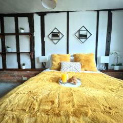 Duchess Apt 1 Serviced 3BR Apartment in Colchester Perfect for Contractors,Temporary Housing, Relocations,Free Wifi, Secure Parking