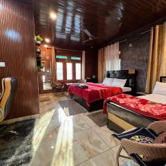 Gayatri Niwas - Luxury Private room with Ensuit Bathroom - Lake View and Mountain View