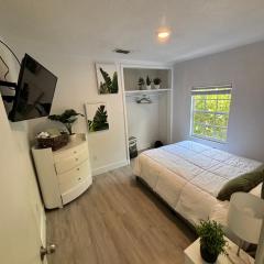 Queen bedroom in best Location! - Private Parking, Laundry and Drop Off Lugagge