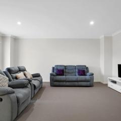Modern Pakenham Family Home near Lakeside