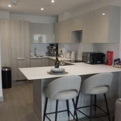 Entire Prestige Apartment in Poole Quay - Free Parking, Fast WiFi, Smart TV & Netflix