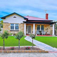 Cozy Beach Cottage Steps from Beach Jetty