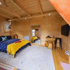 Cosy Self-Contained Log Cabin, Private Entrance & Free on St Parking