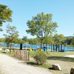 Mobil Home vue sur le lac dans un camping 4 étoiles à Cadenet