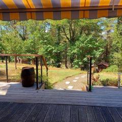 Chalet au milieu de la forêt avec lac à proximité