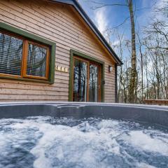 Padley; woodland lodge with hot tub for 2-4 in the Staffordshire Moorlands