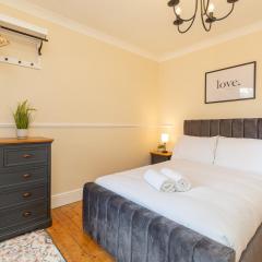 Three Bedroom Apartment - Contractors & Groups welcome in Northampton by Centro Stays - Free WiFi & Parking