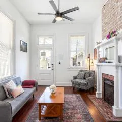 Private 2BR Condo in Uptown by Hosteeva